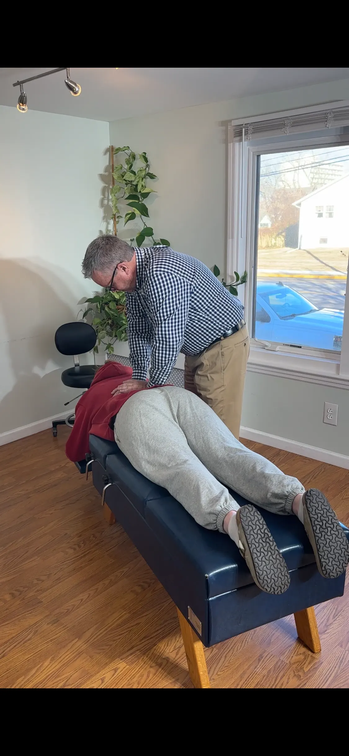 Dr. Tyler Richards performing a chiropractic adjustment at New Life Chiropractic